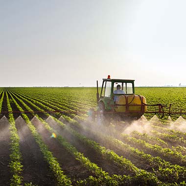 Zemědělský traktor hnojí plodiny, a tím zvyšuje obsah dusíku ve formě amoniaku.