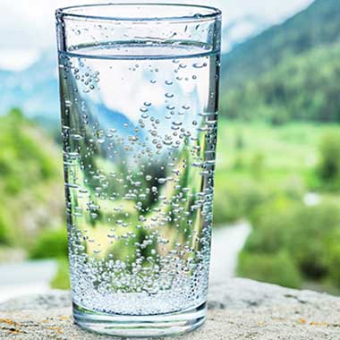 Čirost vody ve sklenici závisí na distribučním systému, který používá kondenzované fosforečnany pro kontrolu koroze v distribučních systémech pitné vody.